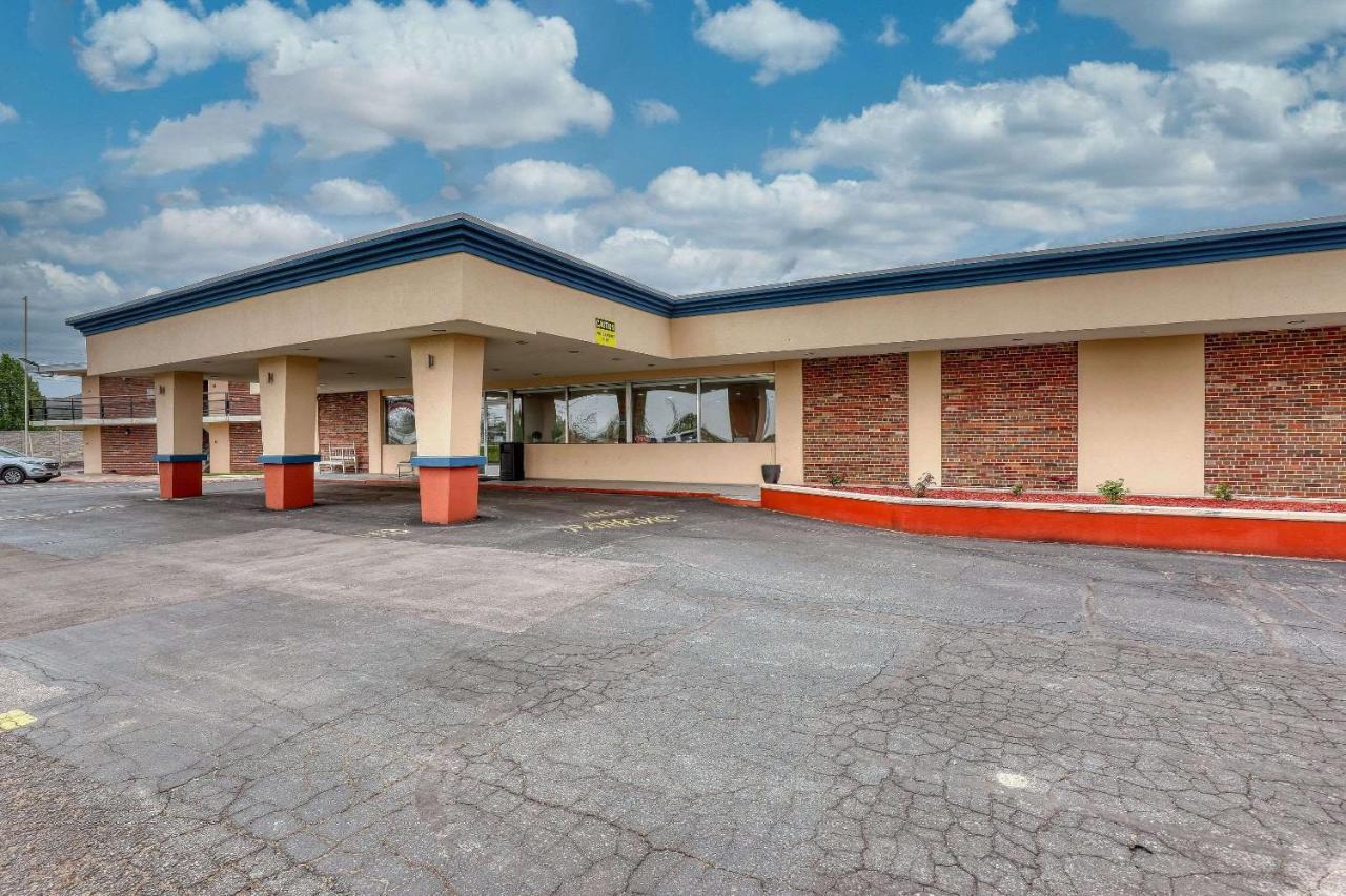 Suburban Studios Neenah-Appleton エクステリア 写真