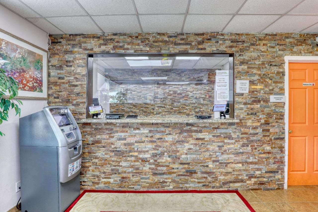 Suburban Studios Neenah-Appleton エクステリア 写真