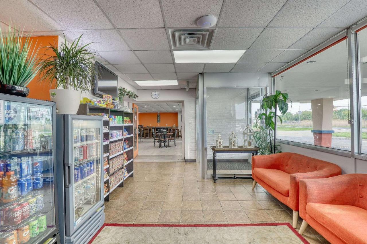 Suburban Studios Neenah-Appleton エクステリア 写真
