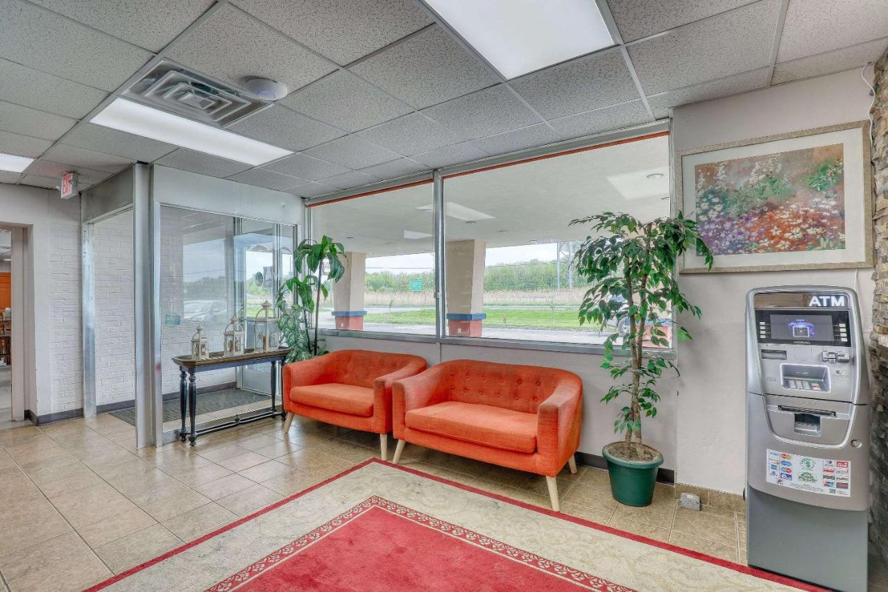Suburban Studios Neenah-Appleton エクステリア 写真